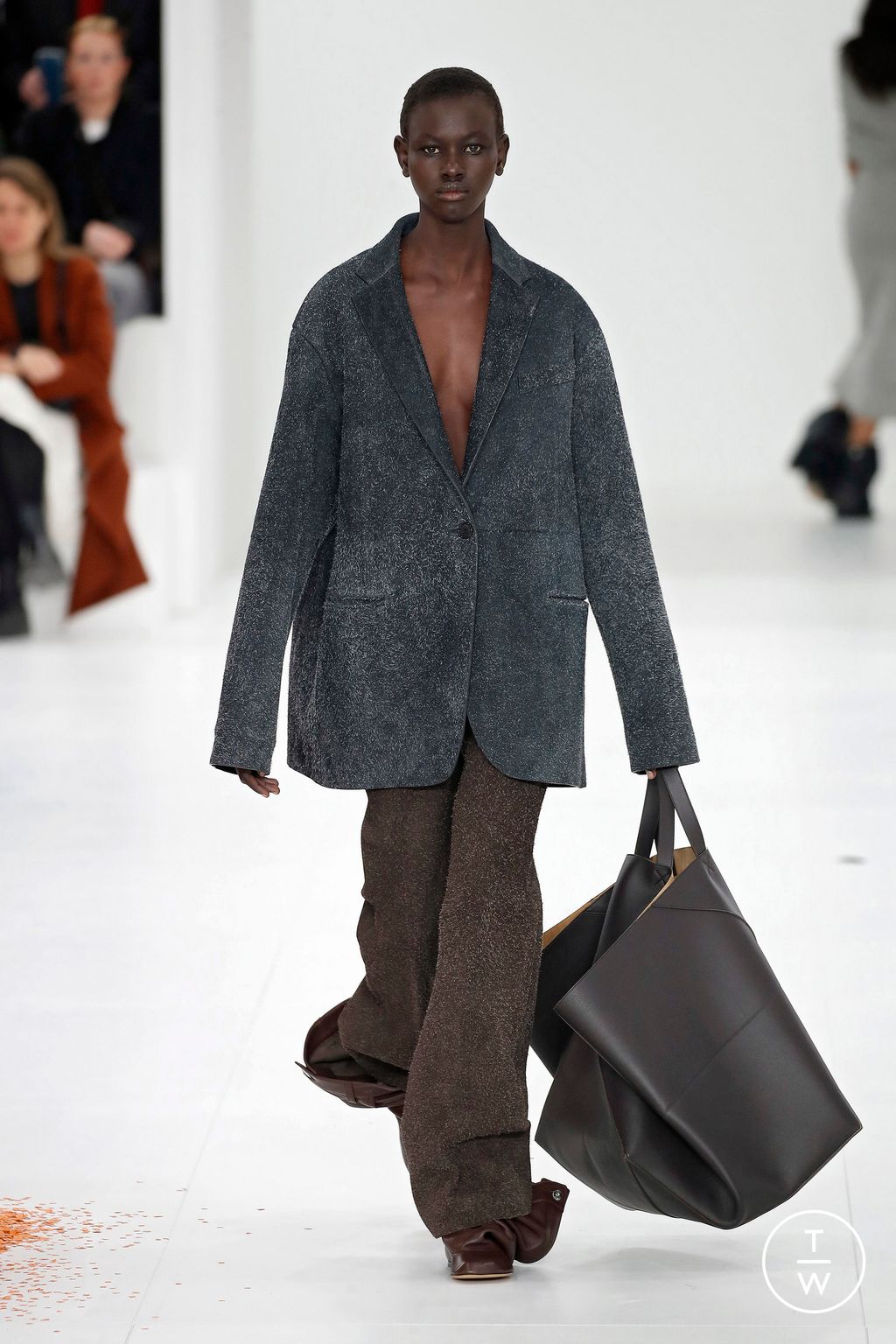 Fashion Week Paris Fall/Winter 2023 look 28 from the Loewe collection 女装