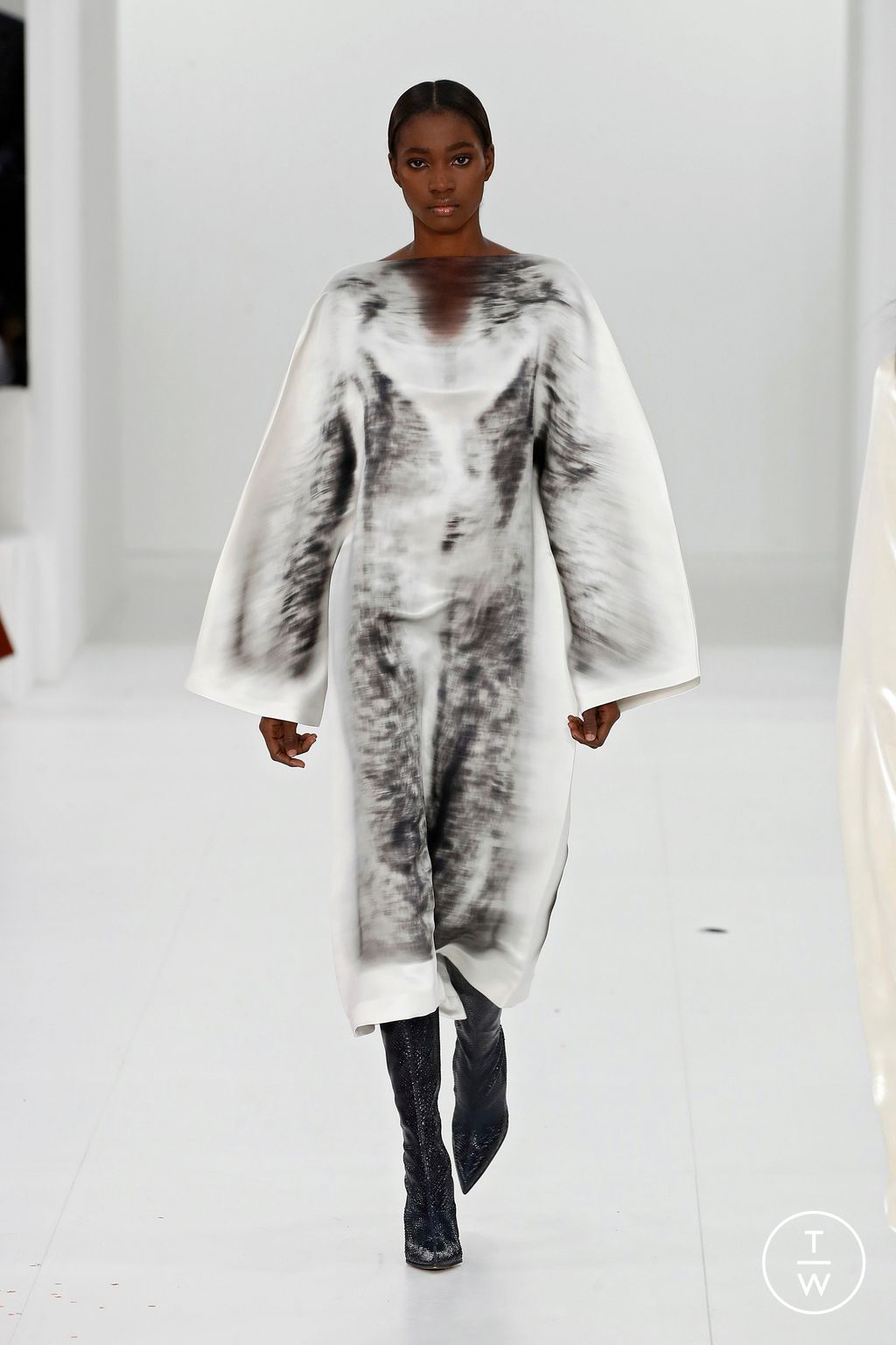 Fashion Week Paris Fall/Winter 2023 look 31 de la collection Loewe womenswear