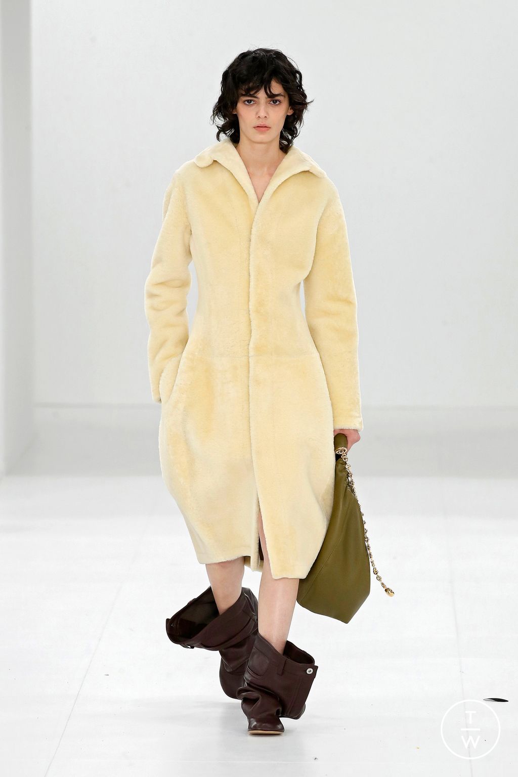 Fashion Week Paris Fall/Winter 2023 look 34 from the Loewe collection womenswear