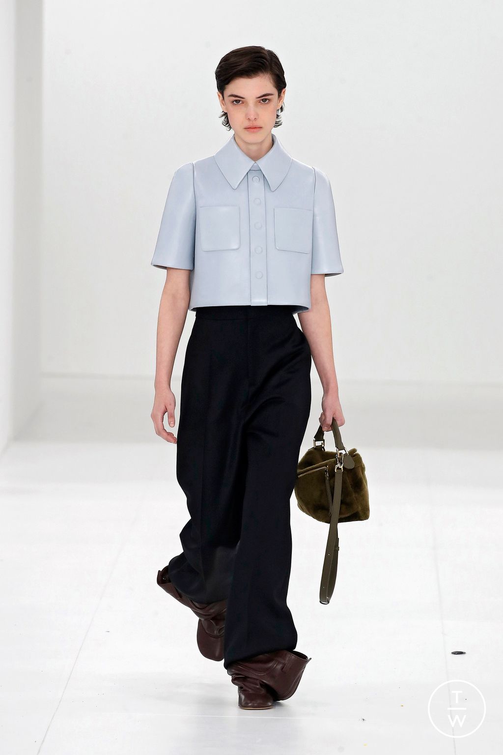 Fashion Week Paris Fall/Winter 2023 look 40 from the Loewe collection 女装