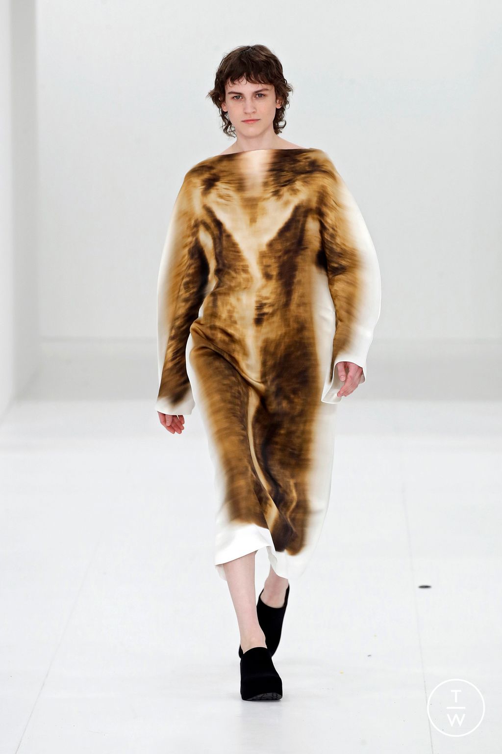 Fashion Week Paris Fall/Winter 2023 look 42 de la collection Loewe womenswear