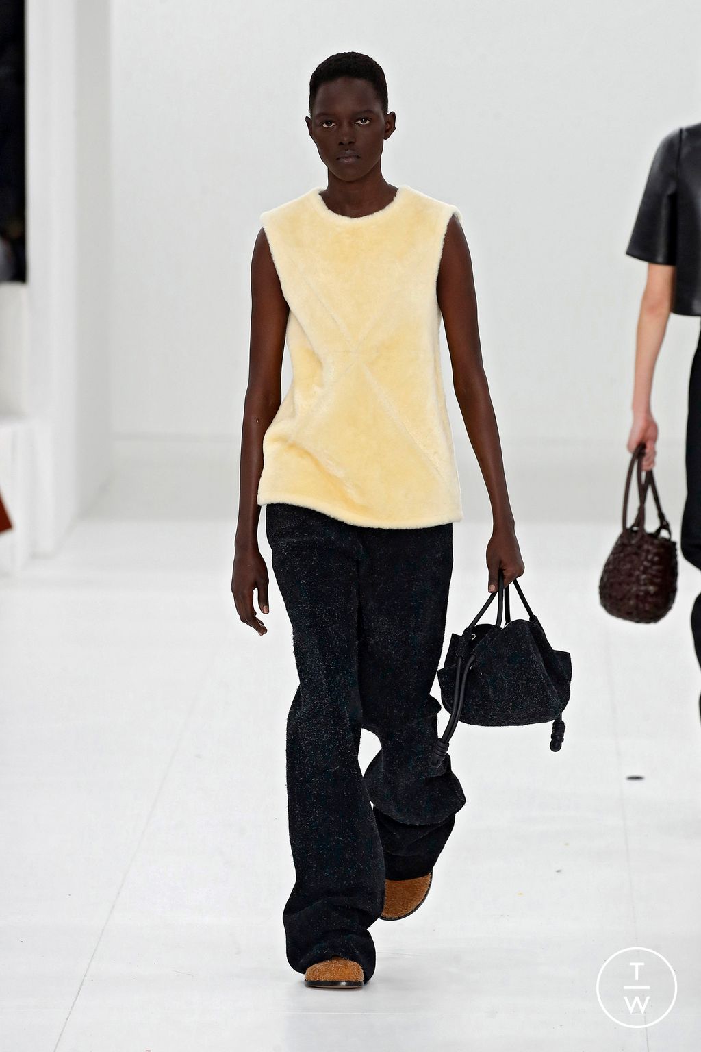 Fashion Week Paris Fall/Winter 2023 look 43 from the Loewe collection 女装