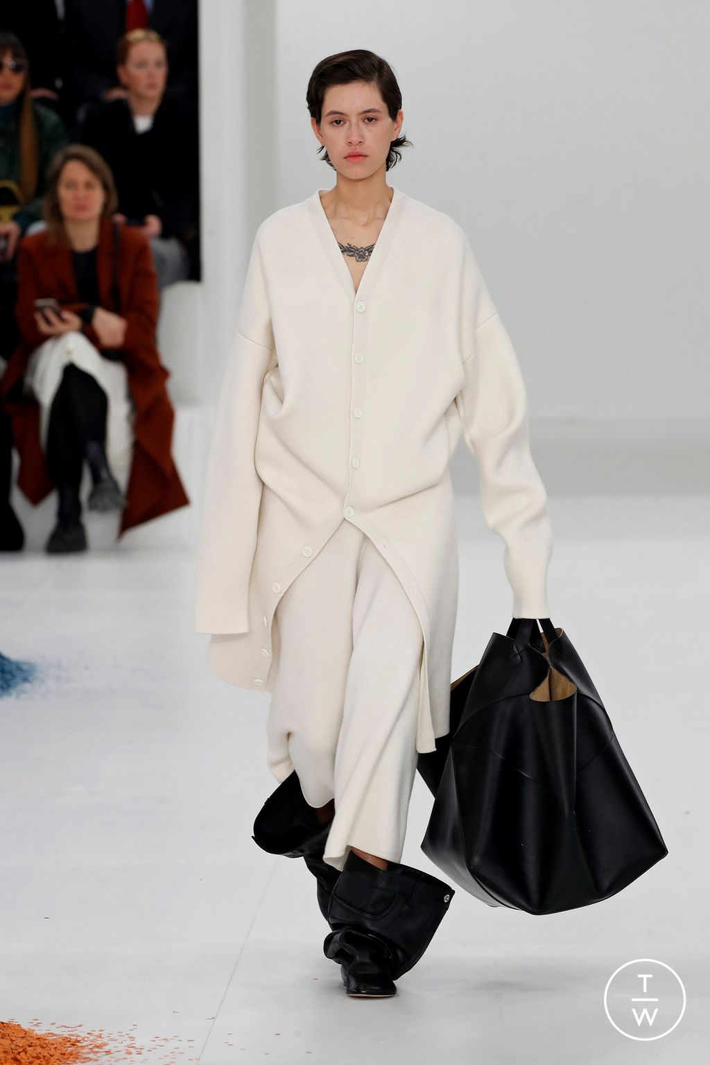 Fashion Week Paris Fall/Winter 2023 look 45 from the Loewe collection womenswear