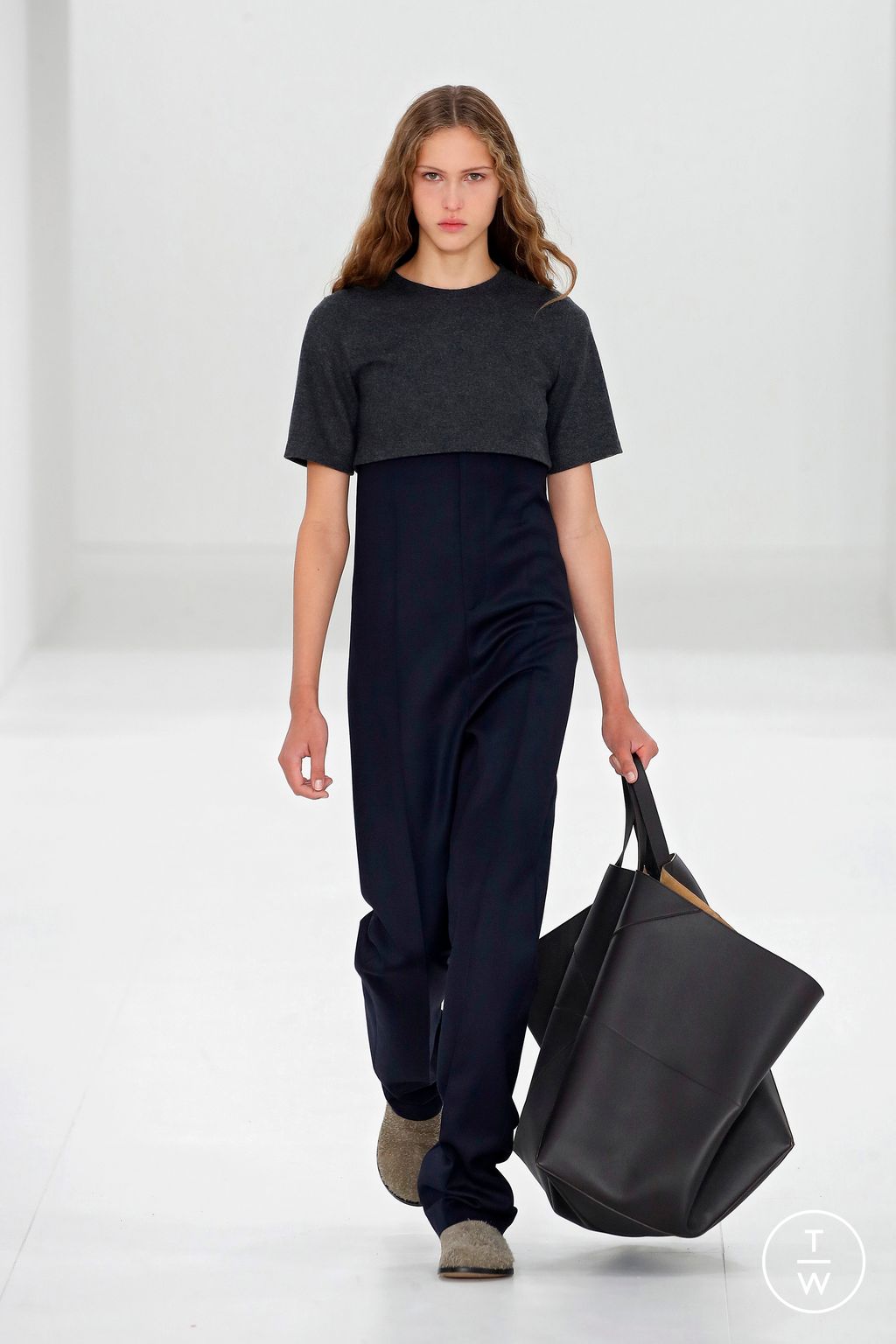 Fashion Week Paris Fall/Winter 2023 look 47 from the Loewe collection womenswear