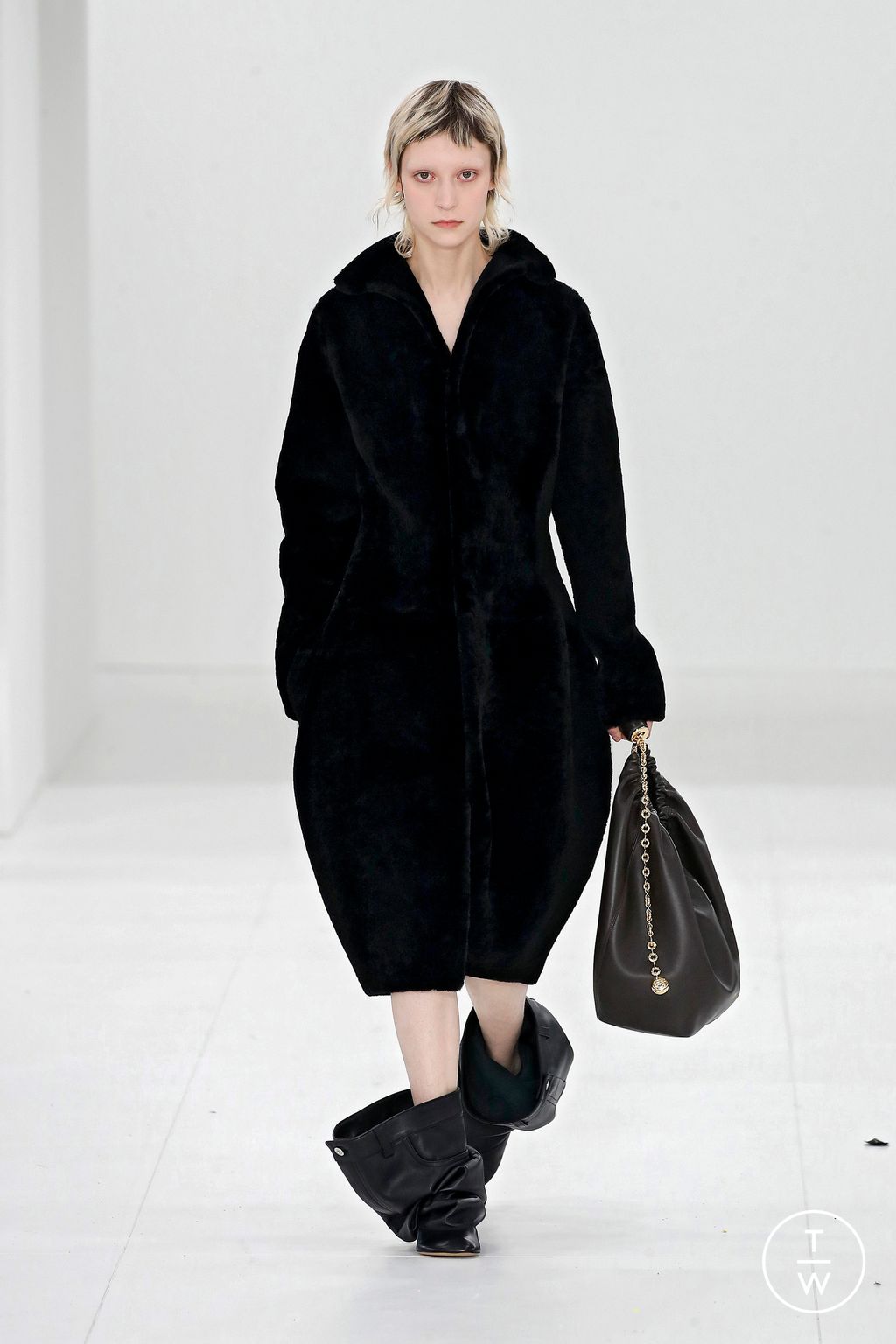 Fashion Week Paris Fall/Winter 2023 look 48 from the Loewe collection womenswear
