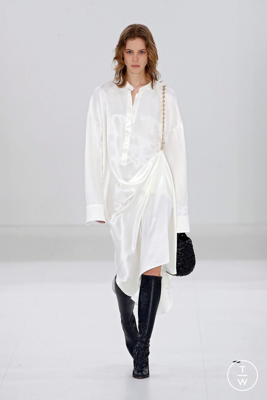 Fashion Week Paris Fall/Winter 2023 look 51 from the Loewe collection 女装
