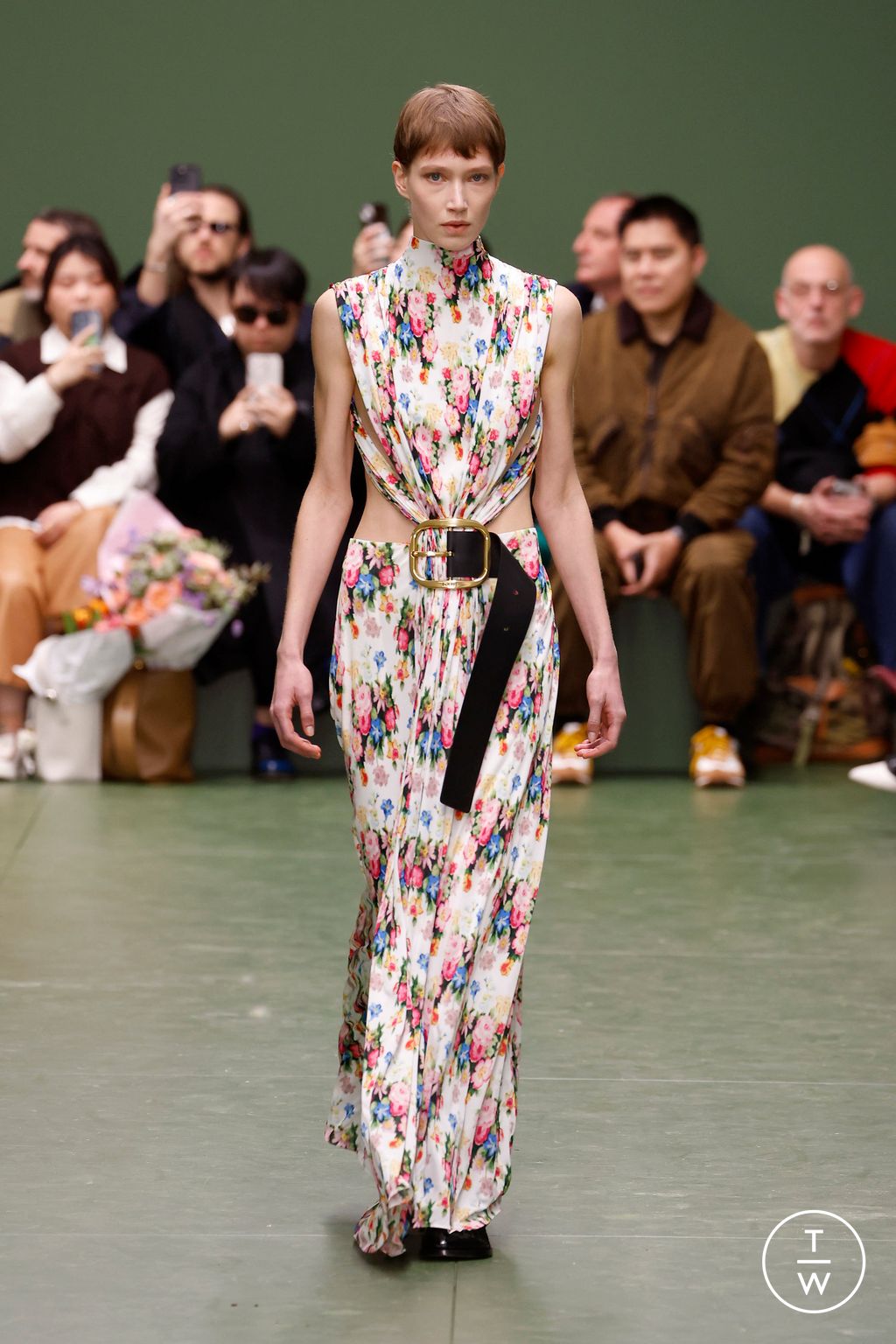 Fashion Week Paris Fall/Winter 2024 look 1 de la collection Loewe womenswear