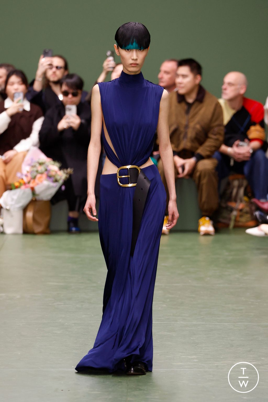 Fashion Week Paris Fall/Winter 2024 look 2 from the Loewe collection 女装