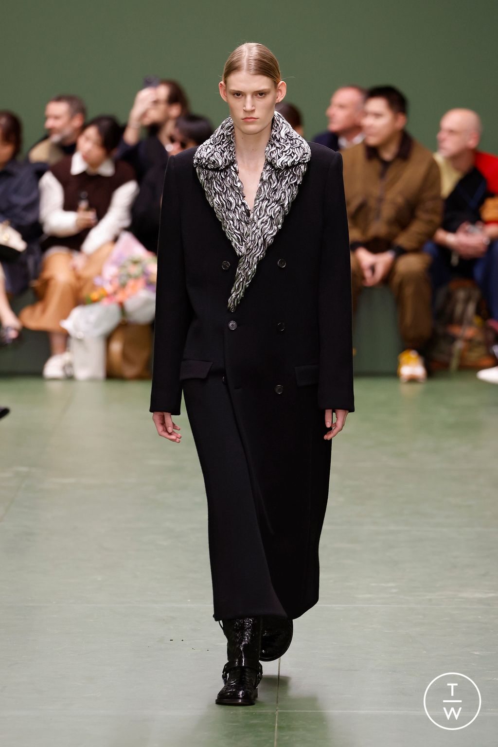 Fashion Week Paris Fall/Winter 2024 look 4 from the Loewe collection womenswear