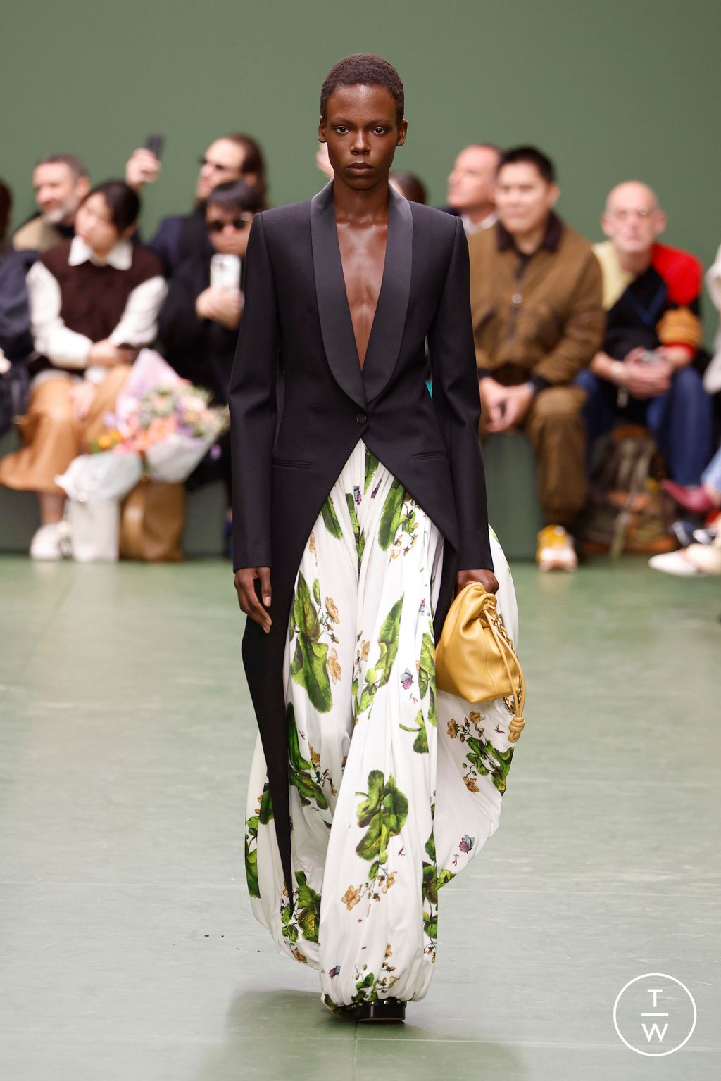 Fashion Week Paris Fall/Winter 2024 look 5 de la collection Loewe womenswear