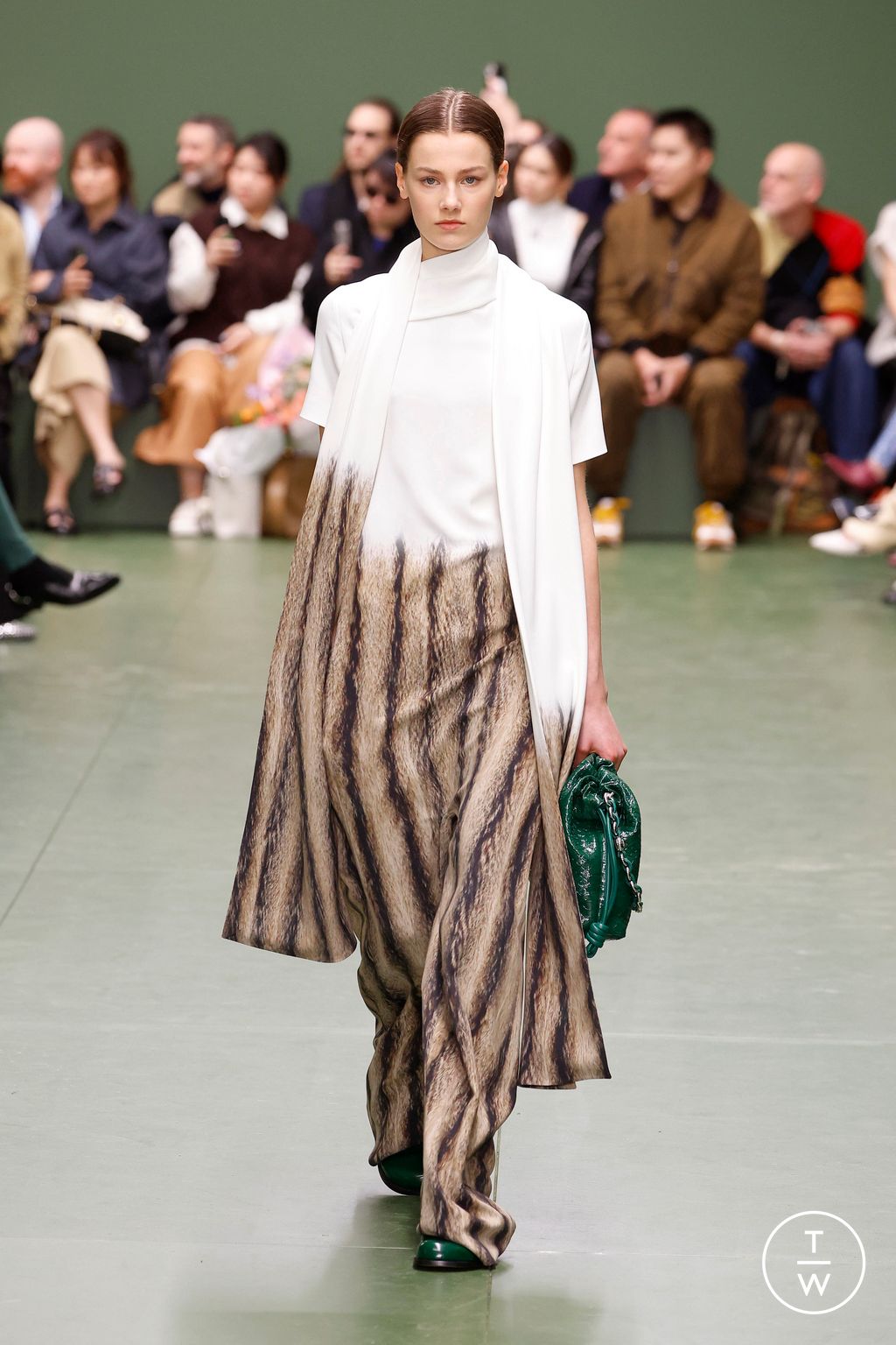 Fashion Week Paris Fall/Winter 2024 look 6 from the Loewe collection 女装