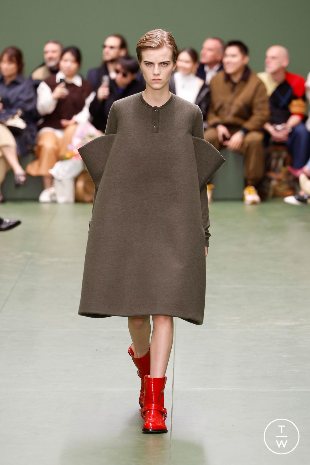 Fashion Week Paris Fall/Winter 2024 look 9 from the Loewe collection 女装