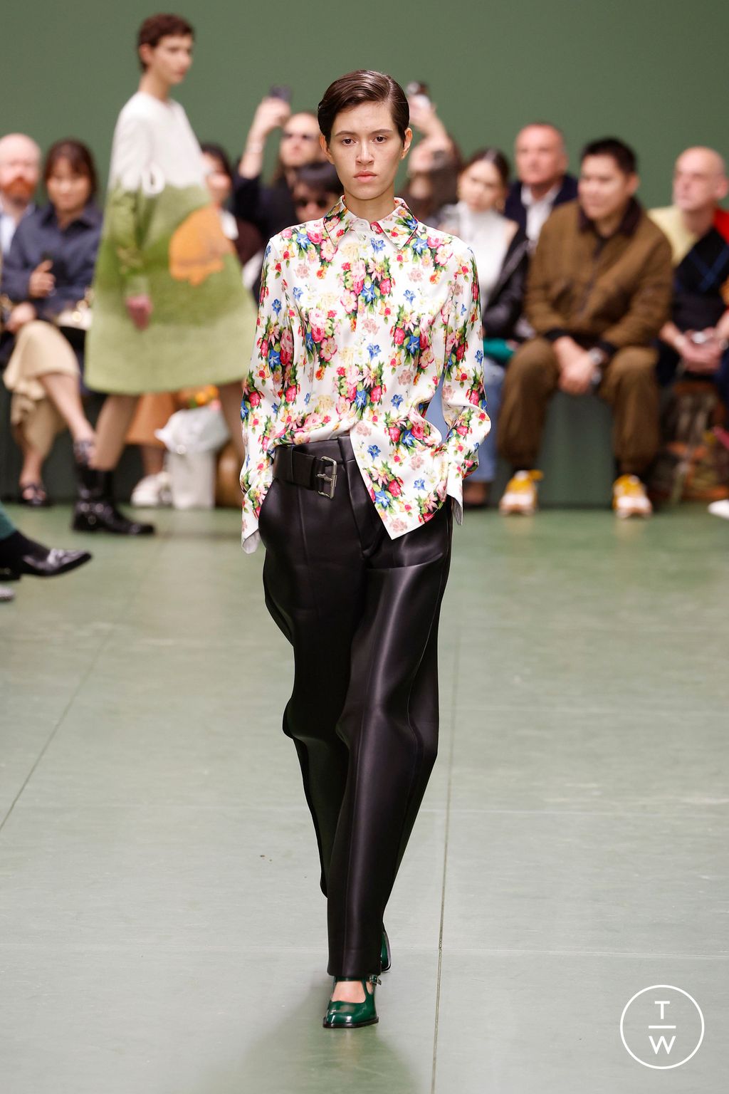 Fashion Week Paris Fall/Winter 2024 look 11 de la collection Loewe womenswear
