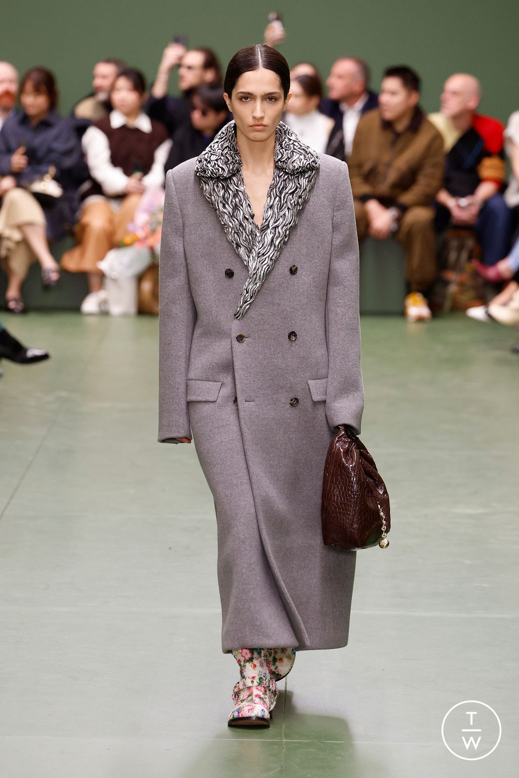 Fashion Week Paris Fall/Winter 2024 look 13 from the Loewe collection 女装