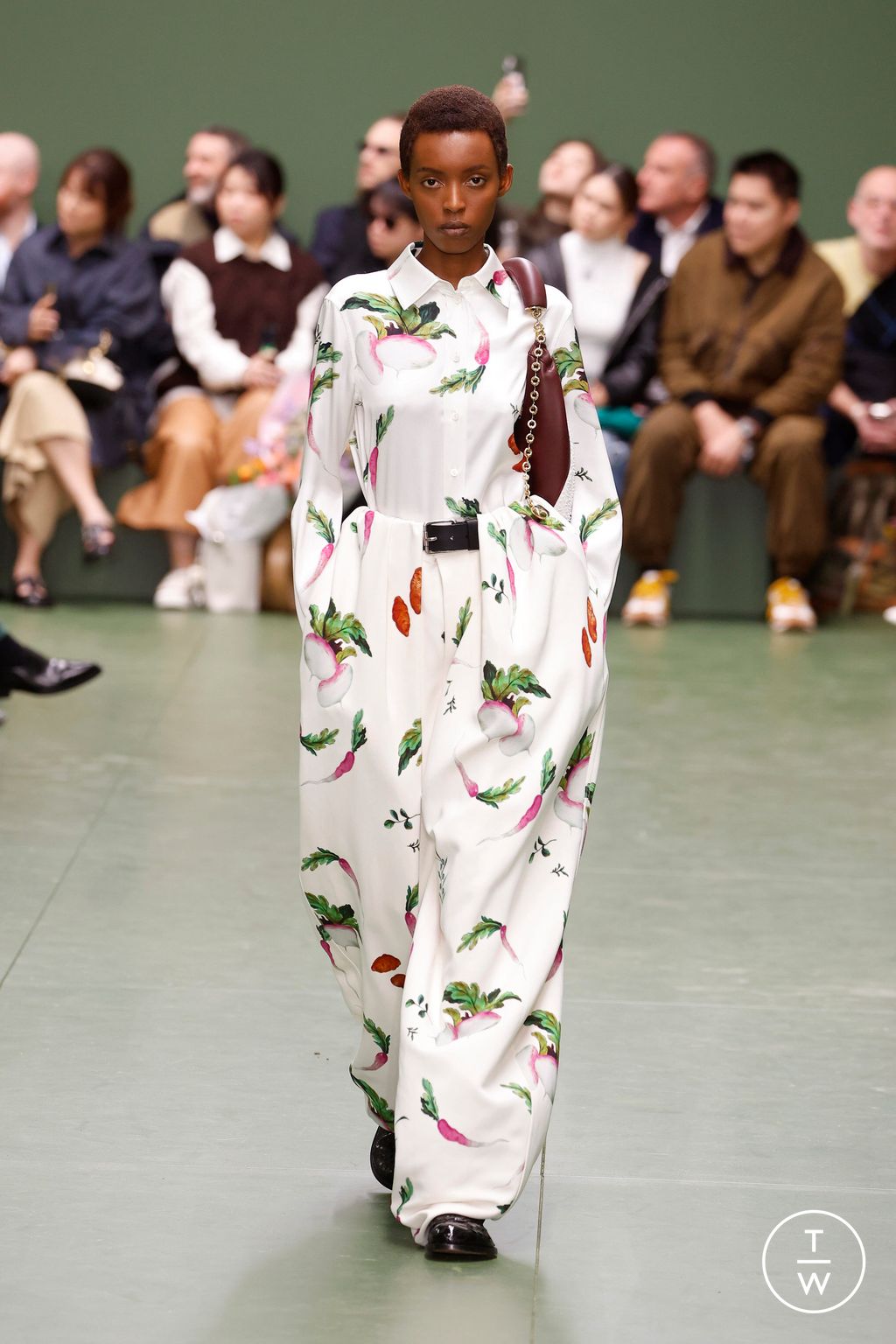 Fashion Week Paris Fall/Winter 2024 look 14 from the Loewe collection womenswear