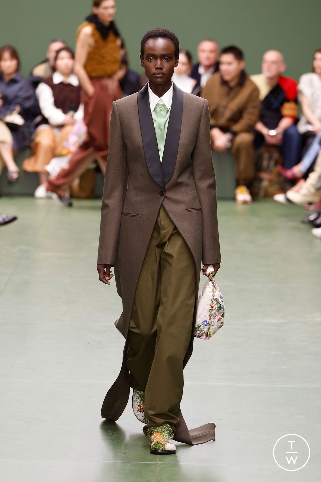 Fashion Week Paris Fall/Winter 2024 look 15 from the Loewe collection womenswear