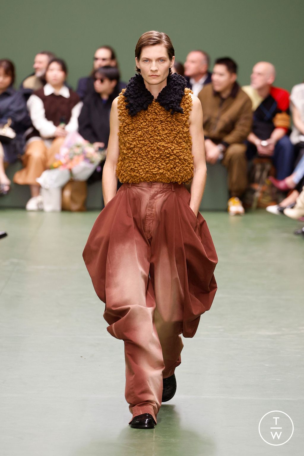 Fashion Week Paris Fall/Winter 2024 look 16 de la collection Loewe womenswear
