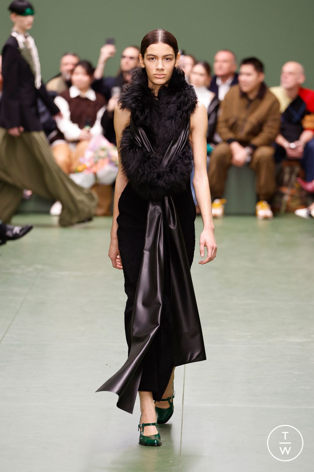 Fashion Week Paris Fall/Winter 2024 look 17 de la collection Loewe womenswear