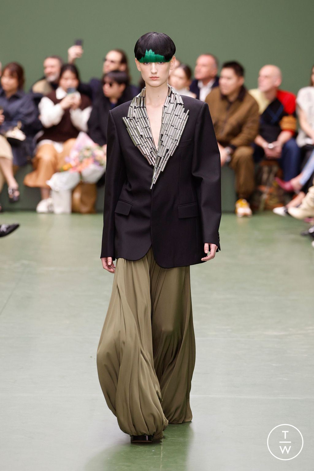 Fashion Week Paris Fall/Winter 2024 look 18 de la collection Loewe womenswear