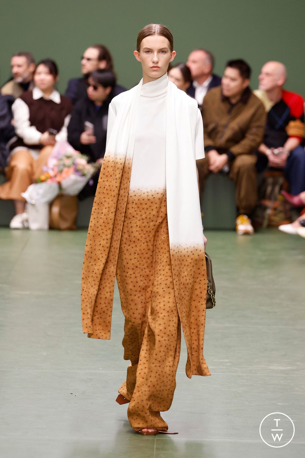 Fashion Week Paris Fall/Winter 2024 look 20 de la collection Loewe womenswear