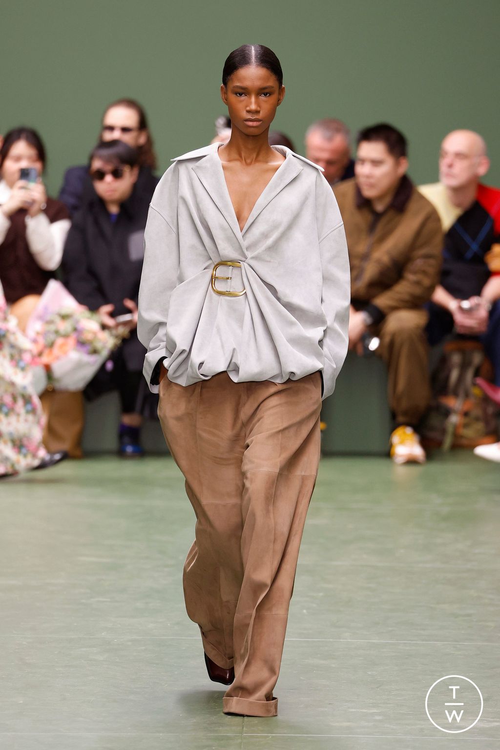 Fashion Week Paris Fall/Winter 2024 look 22 de la collection Loewe womenswear