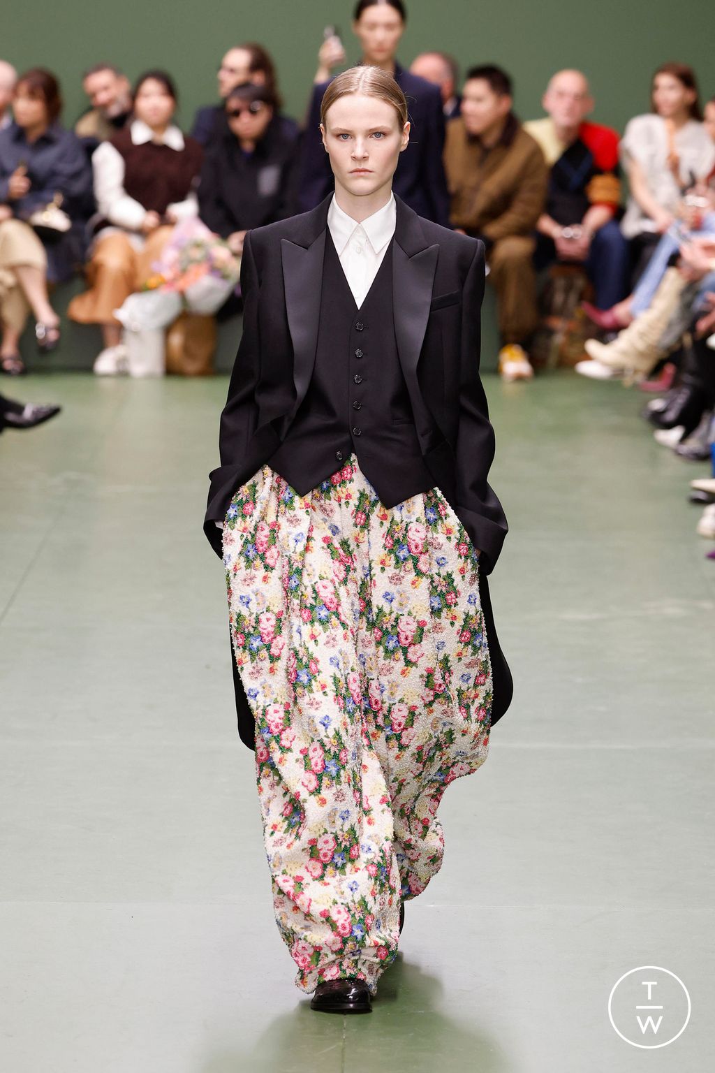 Fashion Week Paris Fall/Winter 2024 look 23 from the Loewe collection 女装