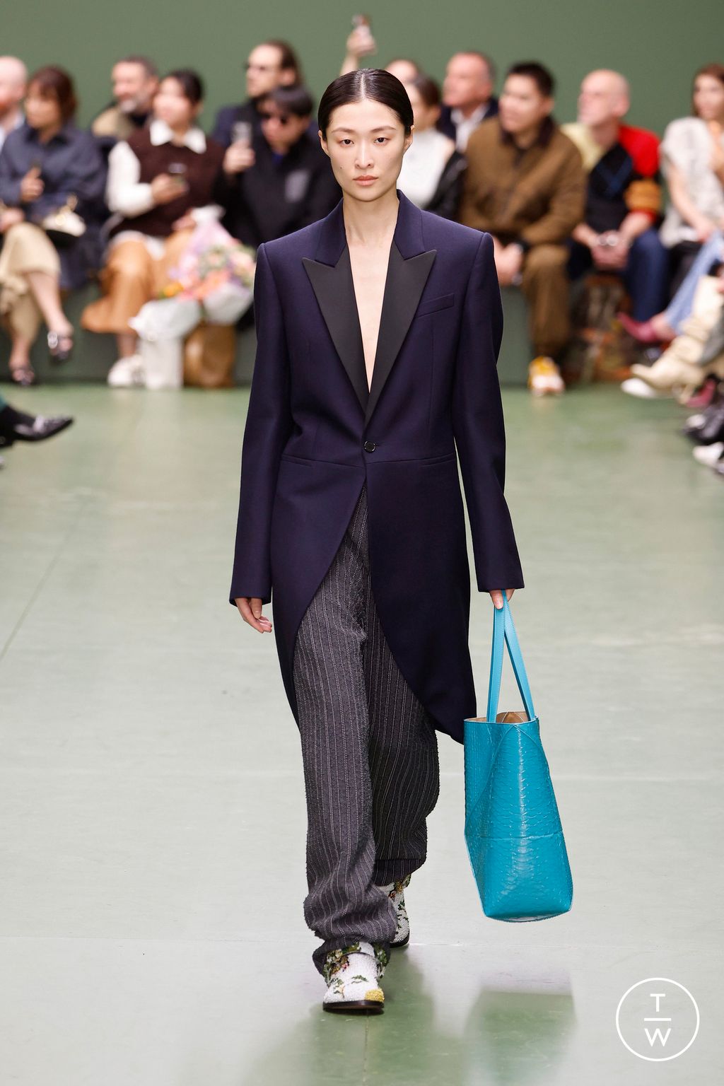 Fashion Week Paris Fall/Winter 2024 look 24 from the Loewe collection 女装