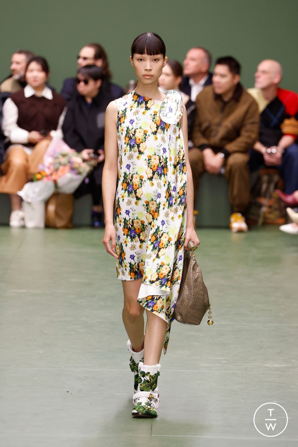 Fashion Week Paris Fall/Winter 2024 look 25 from the Loewe collection 女装