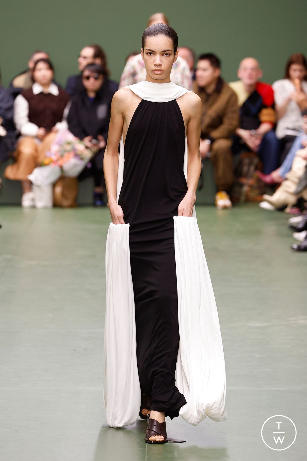 Fashion Week Paris Fall/Winter 2024 look 26 de la collection Loewe womenswear