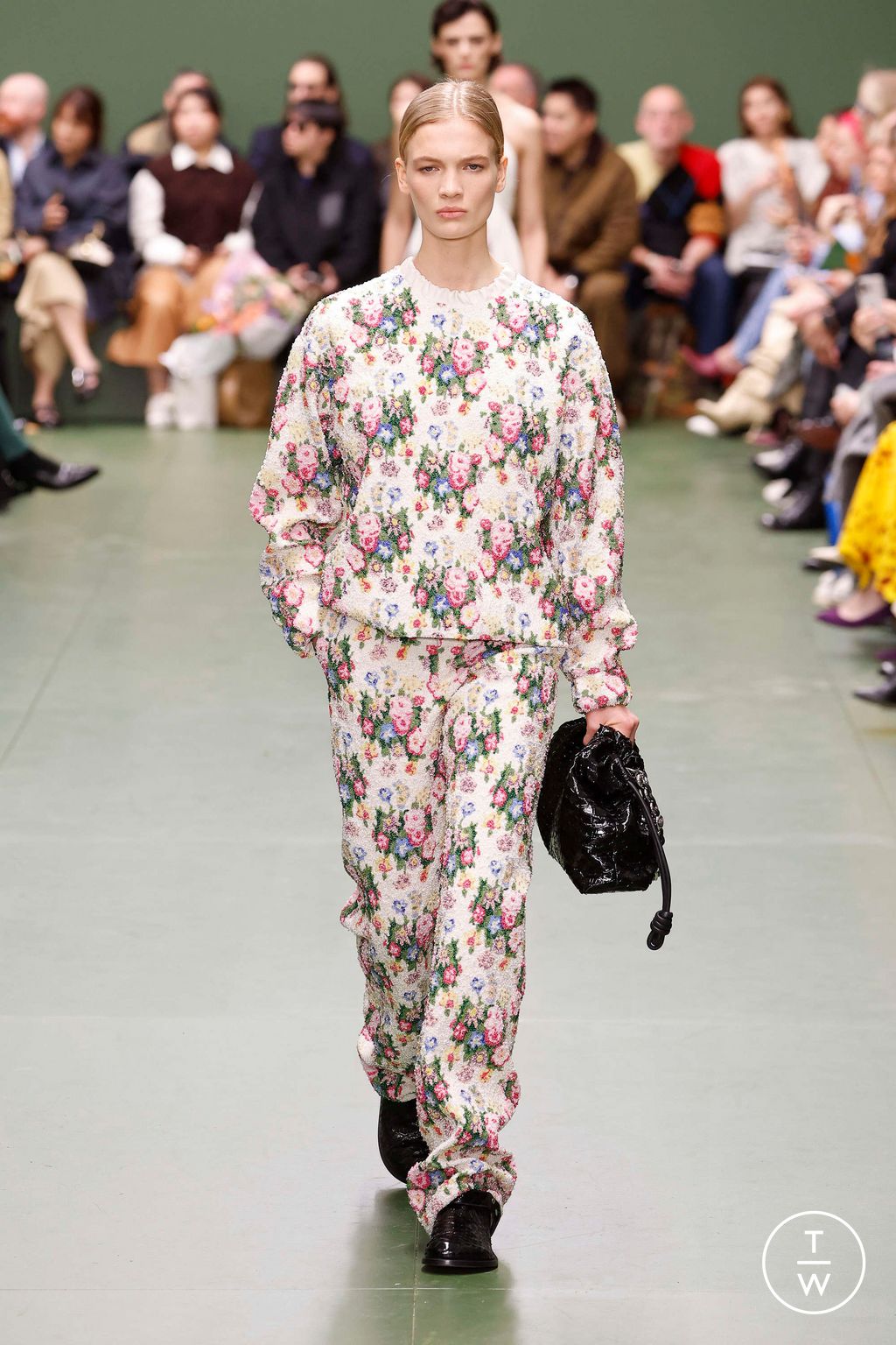 Fashion Week Paris Fall/Winter 2024 look 27 from the Loewe collection womenswear
