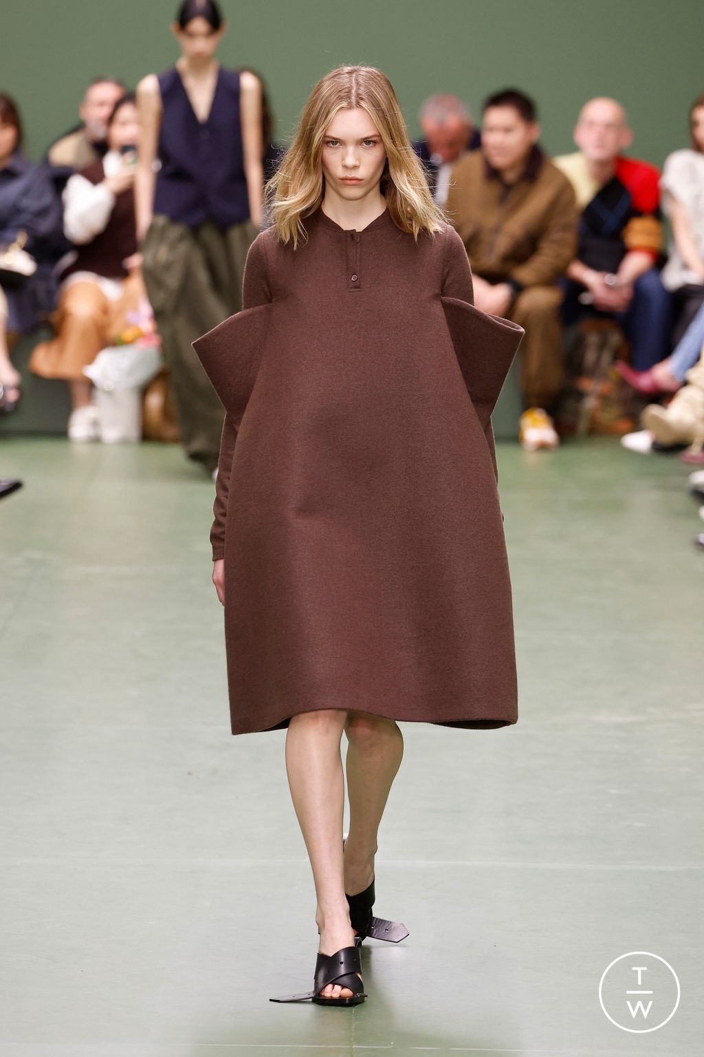 Fashion Week Paris Fall/Winter 2024 look 30 de la collection Loewe womenswear