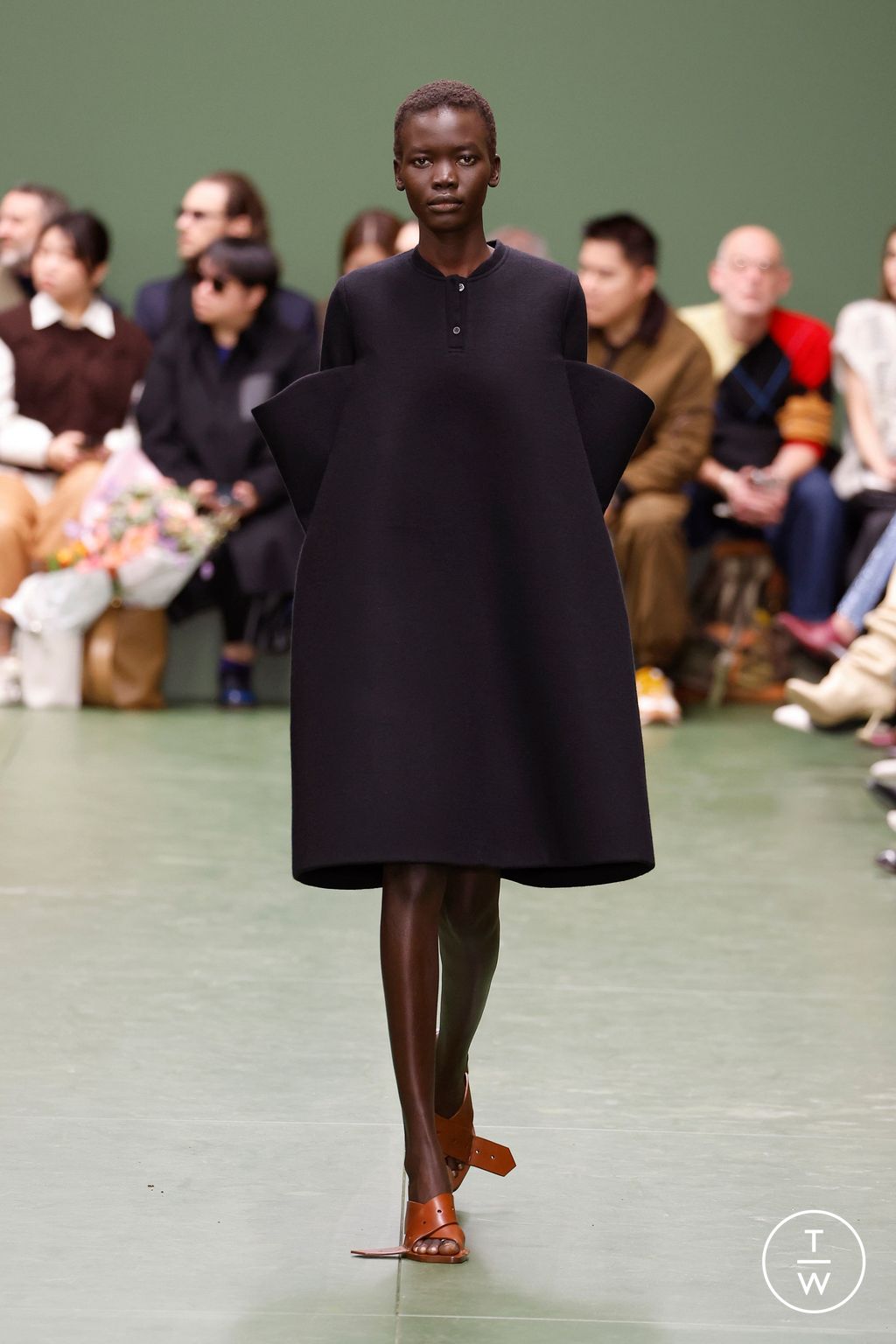Fashion Week Paris Fall/Winter 2024 look 32 de la collection Loewe womenswear