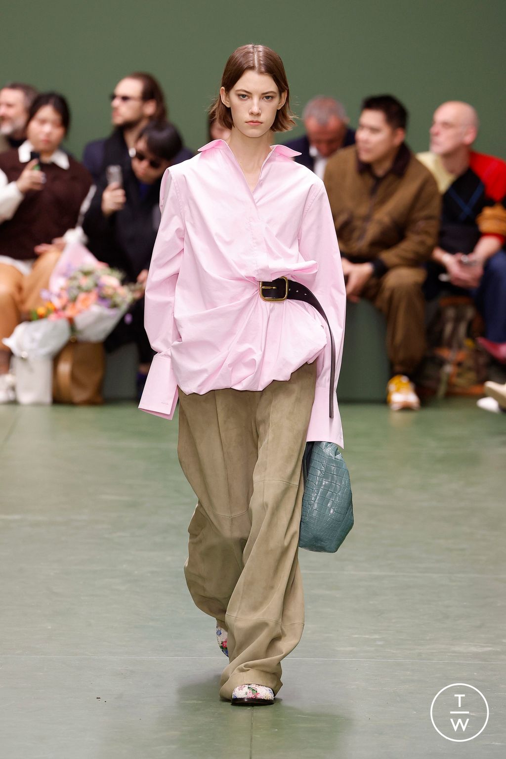 Fashion Week Paris Fall/Winter 2024 look 33 from the Loewe collection womenswear