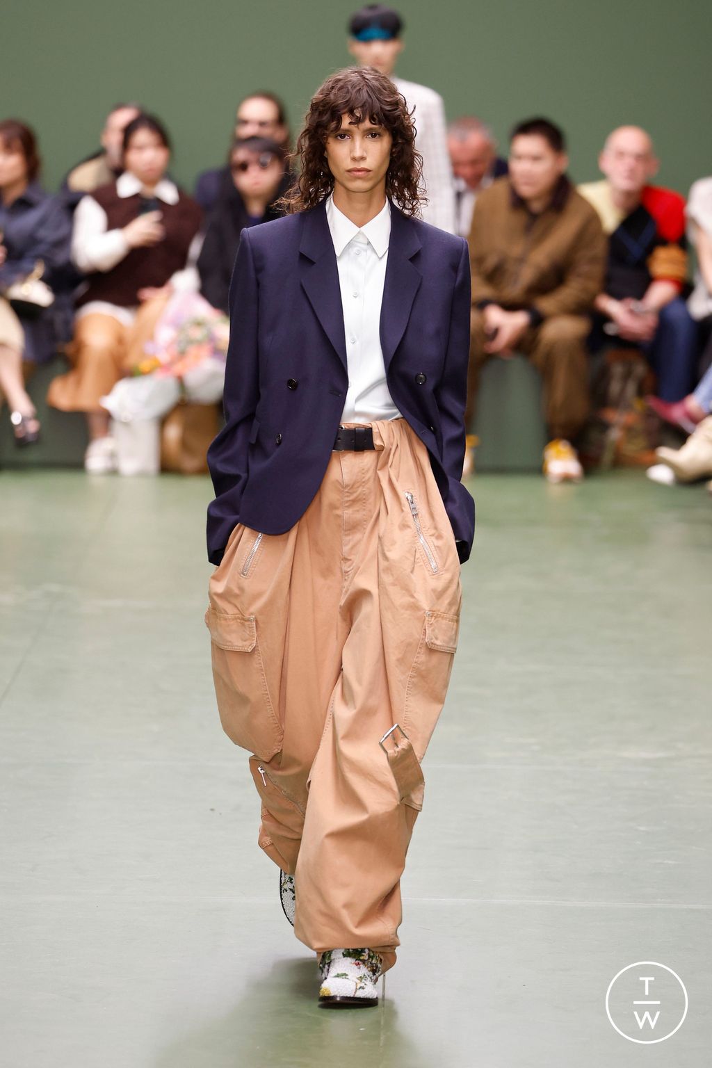 Fashion Week Paris Fall/Winter 2024 look 34 from the Loewe collection 女装