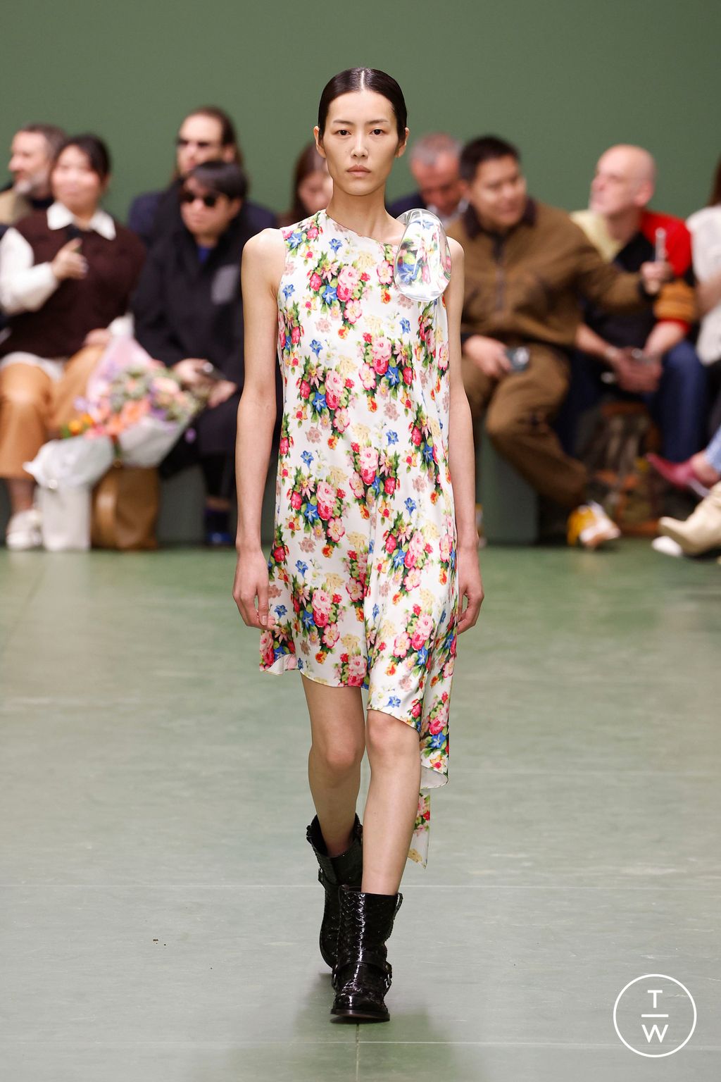 Fashion Week Paris Fall/Winter 2024 look 37 from the Loewe collection 女装
