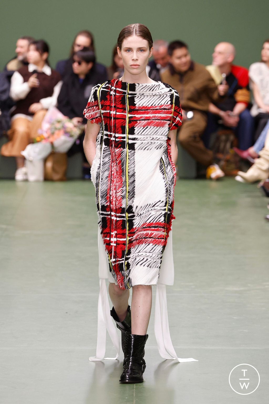 Fashion Week Paris Fall/Winter 2024 look 38 de la collection Loewe womenswear