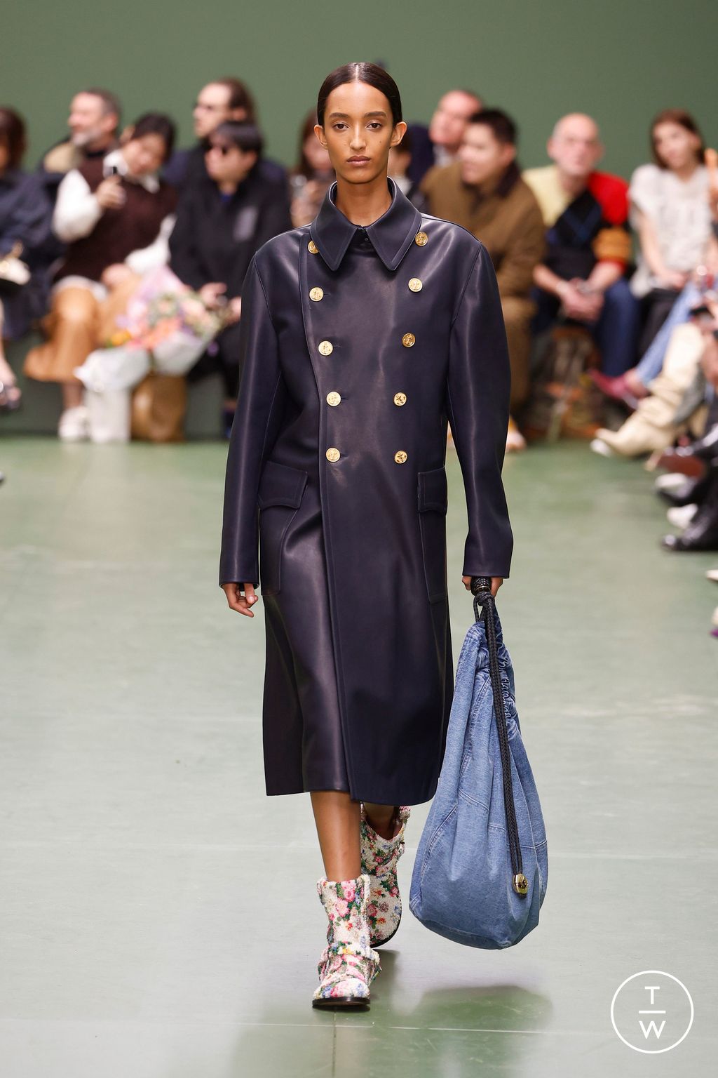 Fashion Week Paris Fall/Winter 2024 look 41 from the Loewe collection 女装