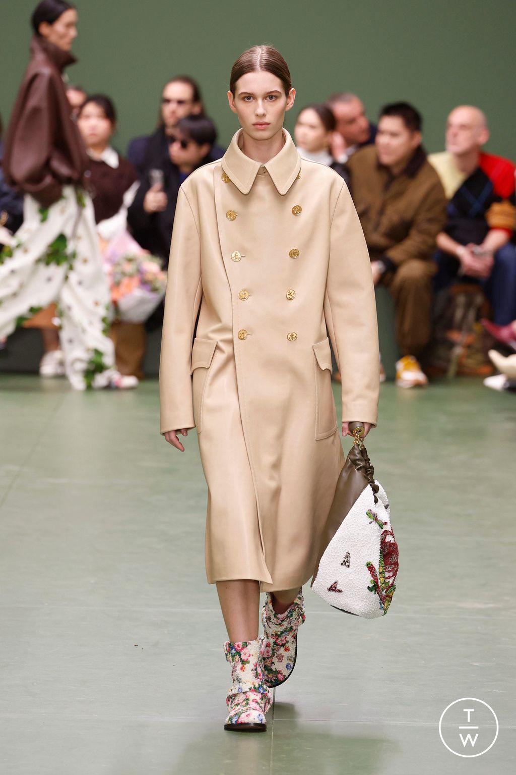 Fashion Week Paris Fall/Winter 2024 look 42 from the Loewe collection 女装