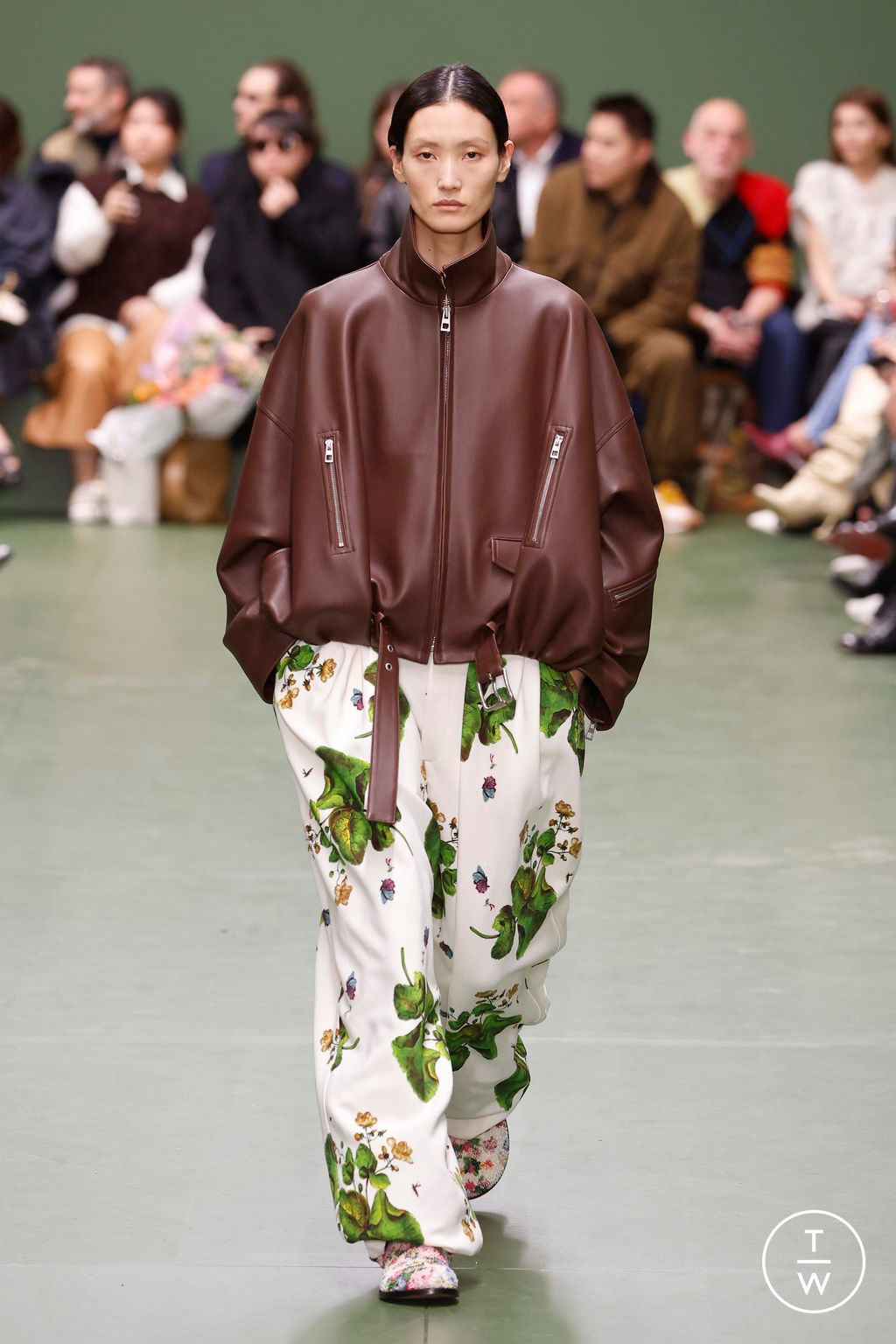 Fashion Week Paris Fall/Winter 2024 look 43 from the Loewe collection womenswear