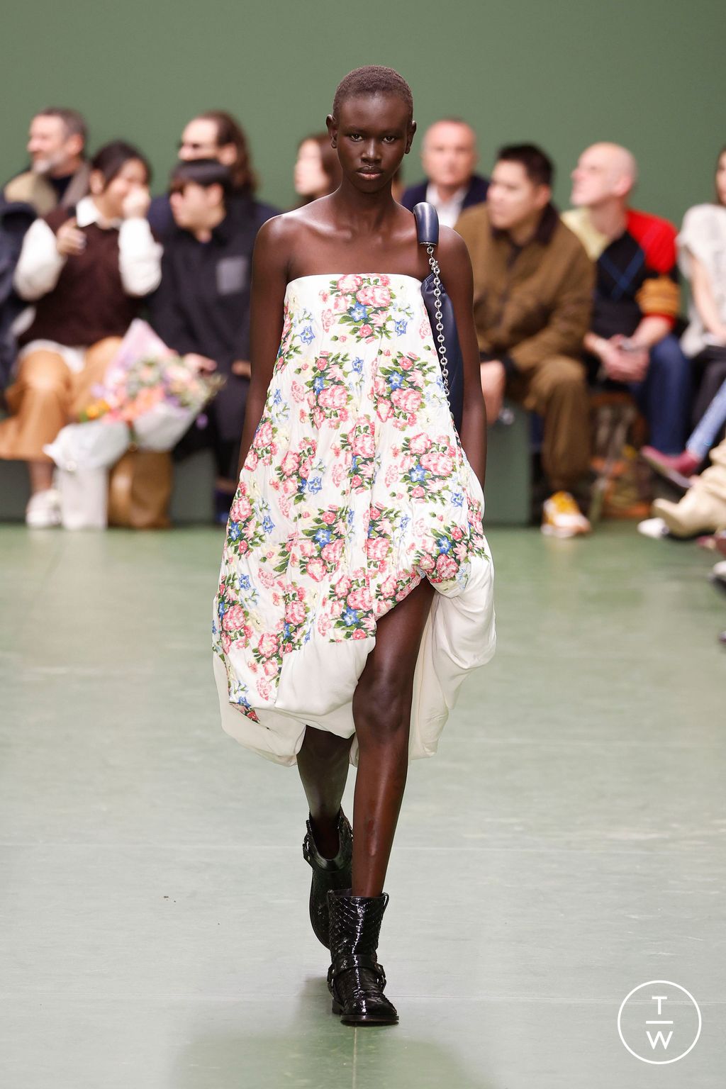 Fashion Week Paris Fall/Winter 2024 look 45 de la collection Loewe womenswear