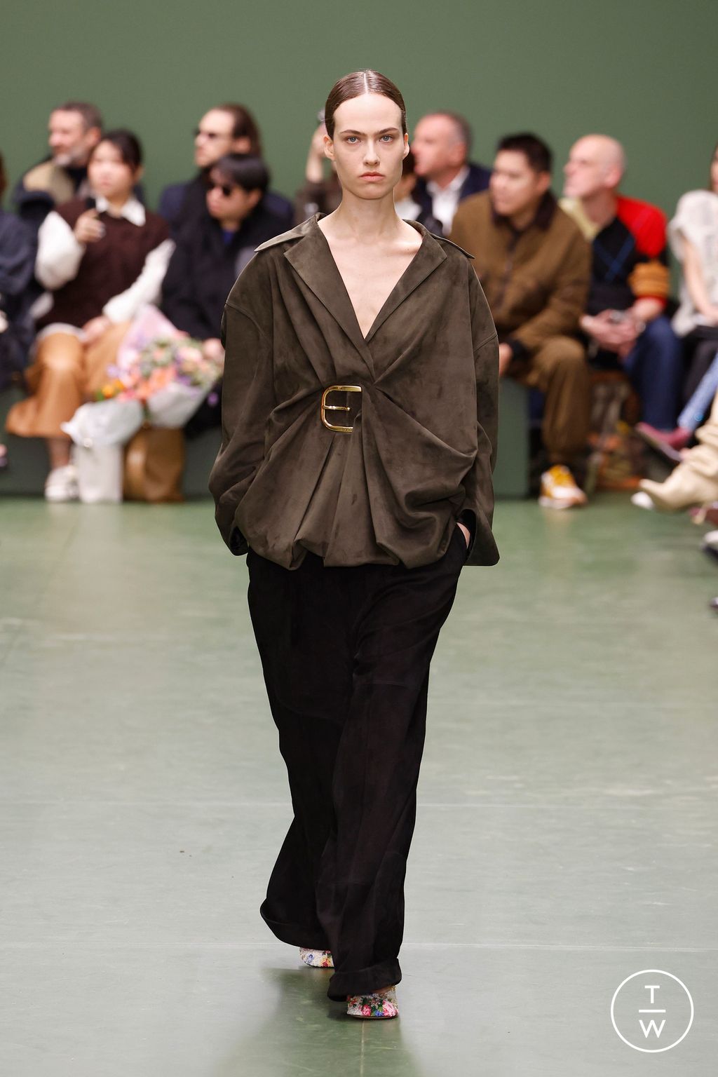 Fashion Week Paris Fall/Winter 2024 look 46 de la collection Loewe womenswear