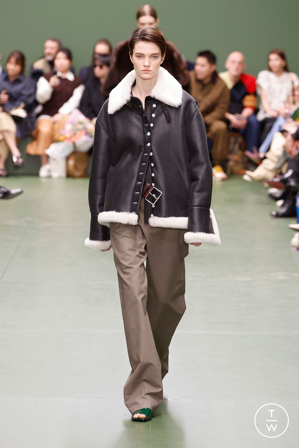 Fashion Week Paris Fall/Winter 2024 look 49 de la collection Loewe womenswear