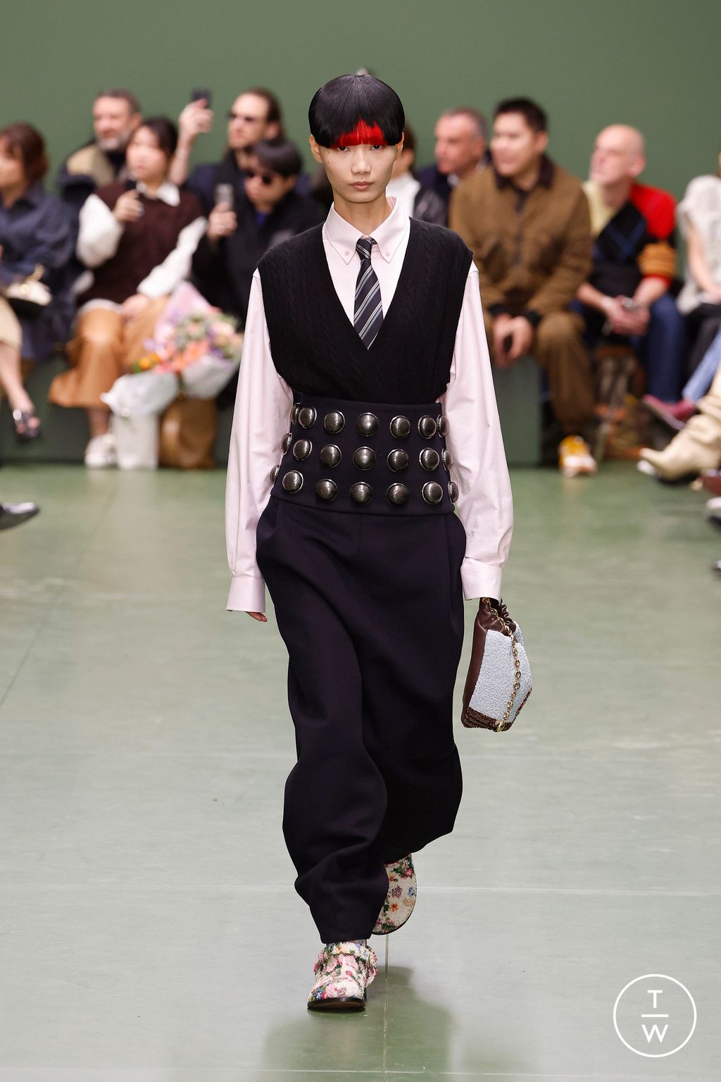 Fashion Week Paris Fall/Winter 2024 look 51 from the Loewe collection 女装