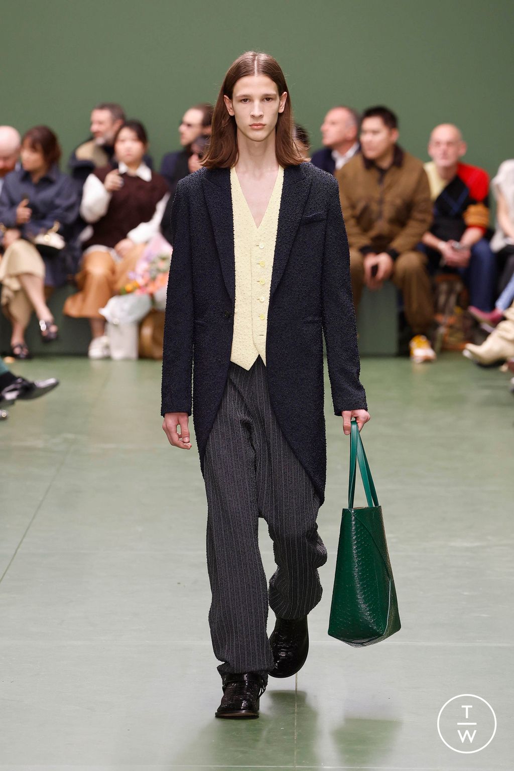 Fashion Week Paris Fall/Winter 2024 look 52 from the Loewe collection 女装