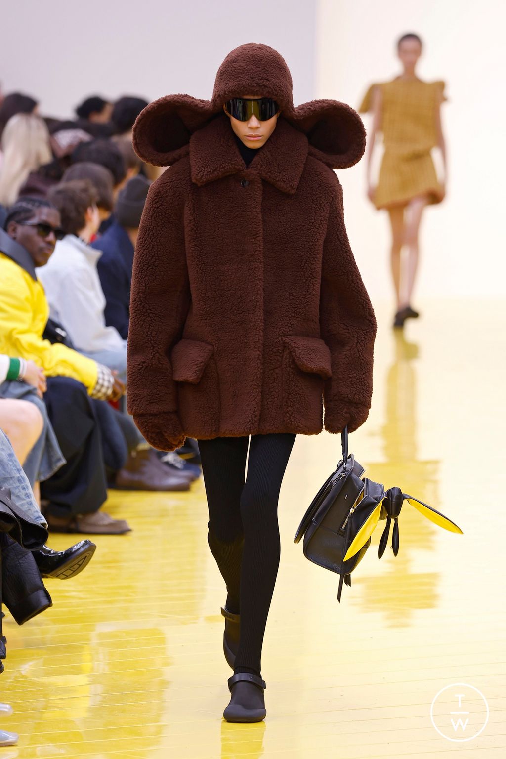 Fashion Week Paris Fall/Winter 2026 look 24 from the Loewe collection womenswear