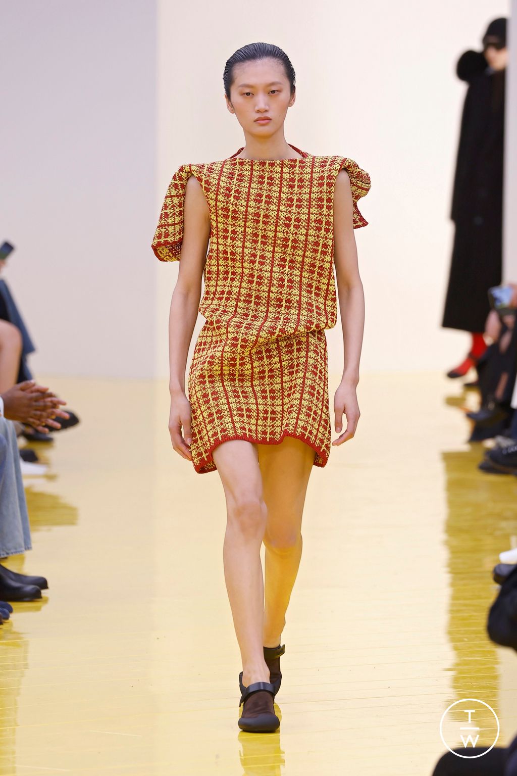 Fashion Week Paris Fall/Winter 2026 look 25 from the Loewe collection womenswear