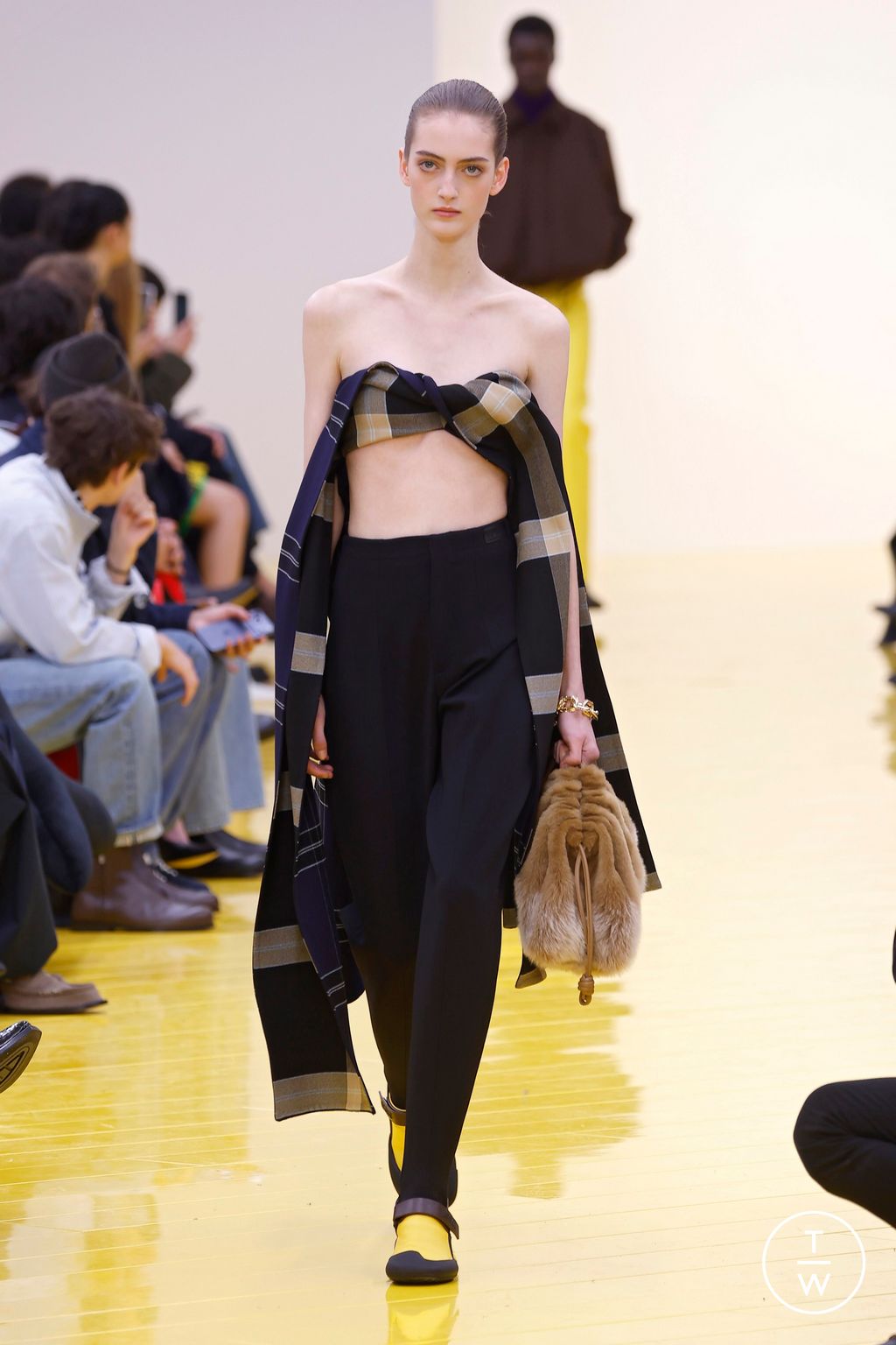 Fashion Week Paris Fall/Winter 2026 look 43 from the Loewe collection womenswear