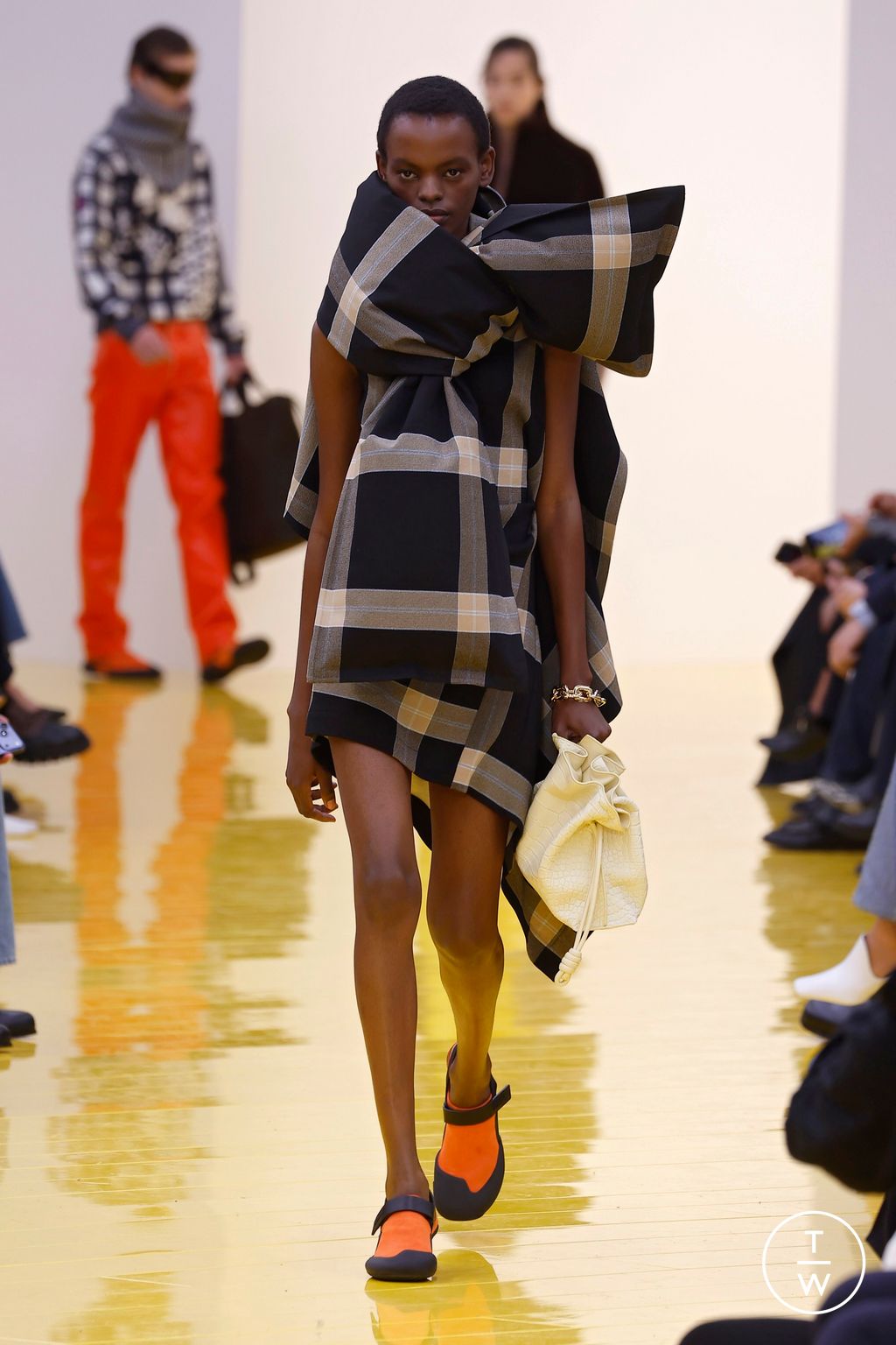 Fashion Week Paris Fall/Winter 2026 look 47 from the Loewe collection womenswear