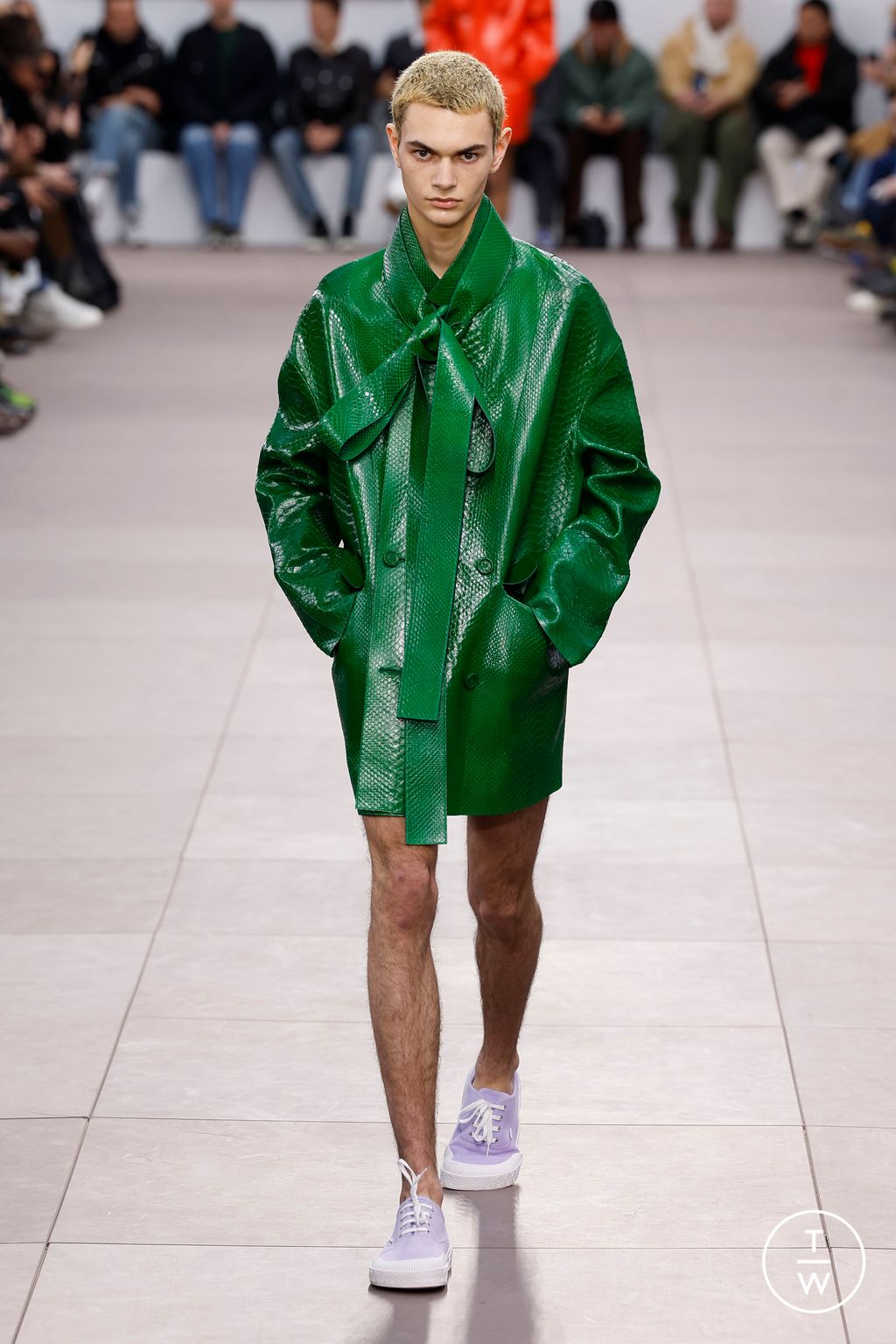 Fashion Week Paris Fall/Winter 2024 look 1 from the Loewe collection 男装