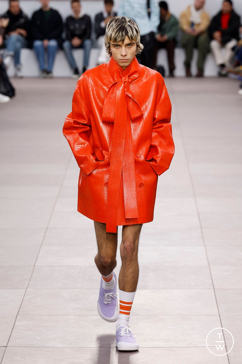 Fashion Week Paris Fall/Winter 2024 look 2 from the Loewe collection menswear